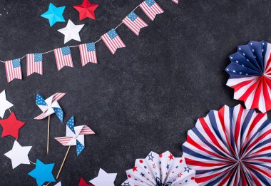 ABD bayrağı ve kağıt dekorasyonuyla İşçi Bayramı kutlamaları