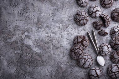 Çatlak ve şeker tozlu çikolatalı buruşuk kurabiyeler