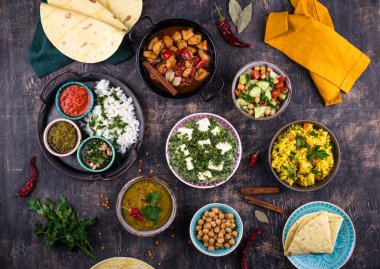 Hint yemeği çeşitleri. Biryani, palak paneer, chapati, dal thali ve baharatlar