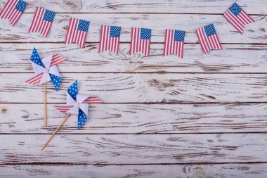 ABD bayrağı ve kağıt dekorasyonuyla İşçi Bayramı kutlamaları