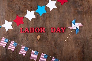 ABD bayrağı ve kağıt dekorasyonuyla İşçi Bayramı kutlamaları