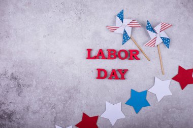 ABD bayrağı ve kağıt dekorasyonuyla İşçi Bayramı kutlamaları