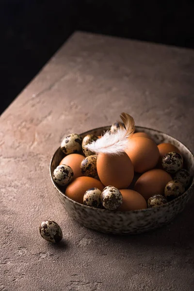 Νωπά Αυγά Κοτόπουλου Και Ορτυκιού Καφέ Φόντο — Φωτογραφία Αρχείου