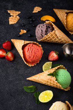 Waffle külahında farklı dondurma çeşitleri.