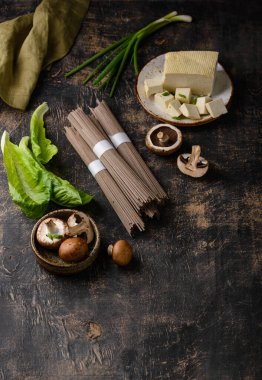 Çiğ soba eriştesi, pişirme malzemesi tofu ve mantar.