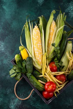 Çeşitli sebze çeşitleri. Yaz hasadı. Yeşil arka planda sağlıklı vejetaryen yemekleri
