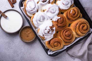 Geleneksel tarçınlı çörek ya da kremalı tarçınlı