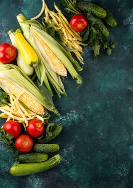 Çeşitli sebze çeşitleri. Yaz hasadı. Yeşil arka planda sağlıklı vejetaryen yemekleri