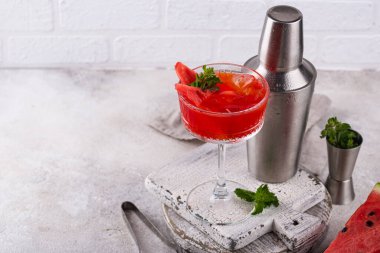 Taze soğuk yaz karpuzu kokteyli veya mocktail