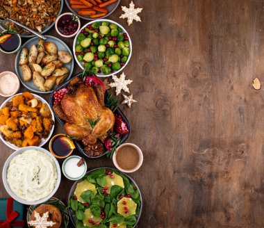 Fırında tavuk ve geleneksel yemekli Noel yemeği.