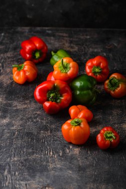 Siyah arkaplanda renkli dolma biber ya da kırmızı biber