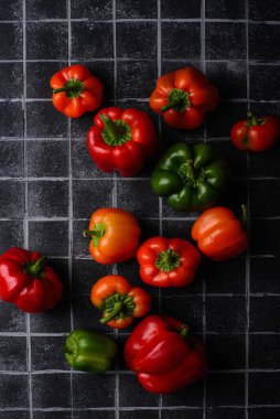 Siyah arkaplanda renkli dolma biber ya da kırmızı biber