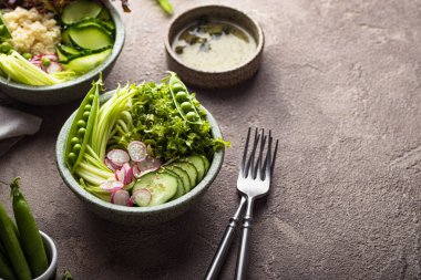 Bezelye, kombine, salata ve kabaklı sağlıklı yeşil Buda kasesi.