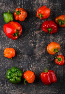 Siyah arkaplanda renkli dolma biber ya da kırmızı biber