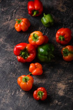 Siyah arkaplanda renkli dolma biber ya da kırmızı biber