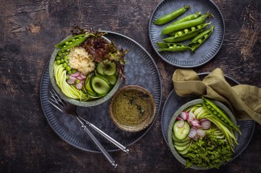 Bezelye, kombine, salata ve kabaklı sağlıklı yeşil Buda kasesi.