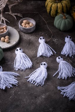 Cadılar Bayramı için hayalet şeklinde bir çelenk. Ekim el yapımı dekor.