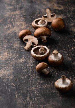 Siyah arka planda pişmemiş şampiyon mantarları.