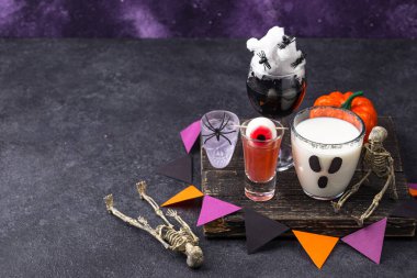 Çeşitli Cadılar Bayramı içkileri. Parti için korkunç kokteyller.