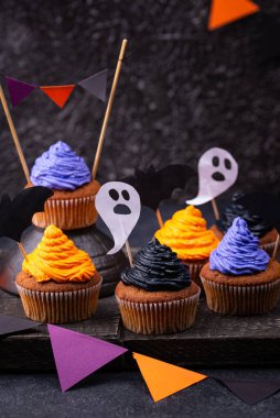 Siyah, mor, turuncu kremalı ve dekorlu Cadılar Bayramı kekleri.