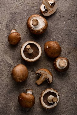 Siyah arka planda pişmemiş şampiyon mantarları.