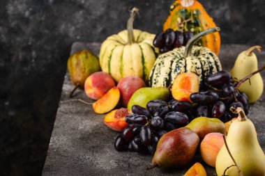 Sonbahar meyvesi çeşitleri. Armut, şeftali, üzüm ve balkabağı.