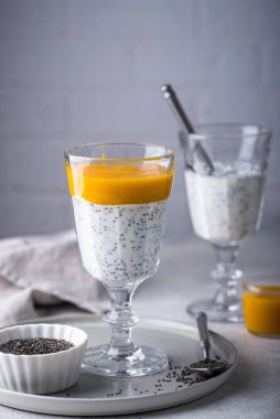 Mango soslu sağlıklı chia tohumu.