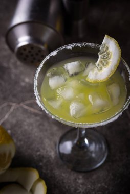 Limonlu margarita veya koyu arkaplanda martini kokteyli.