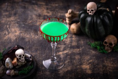 Cadılar Bayramı için yeşil zombi martini kokteyli