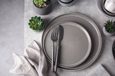 El yapımı seramik sofra takımı, tabaklar, kaseler ve bardaklar. İskandinav tarzı