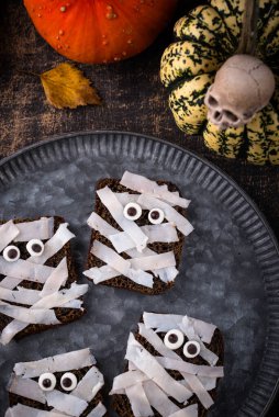 Mumya şeklinde Cadılar Bayramı aperatifi. Parti yemeği.