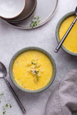 İskandinav iç kısımlarında kıymalı peynirli çizburger ve patates.