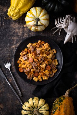 Cadılar Bayramı yemeği. Örümcek, yarasa ve balkabağı şeklinde makarna