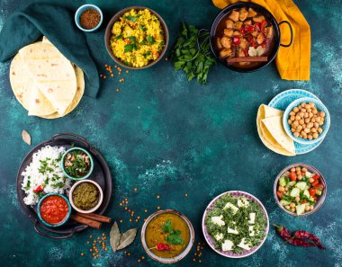 Hint yemeği çeşitleri. Biryani, palak paneer, chapati, dal, thali ve baharatlar