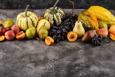 Sonbahar meyvesi çeşitleri. Armut, şeftali, üzüm ve balkabağı.