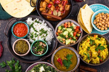 Hint yemeği çeşitleri. Biryani, palak paneer, chapati, dal, thali ve baharatlar