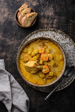 Karides ve körili geleneksel İzlanda balık çorbası.