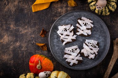 Mumya şeklinde Cadılar Bayramı aperatifi. Parti yemeği.