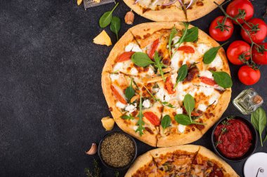 Pastırmalı, tavuk etli, yumuşak peynirli ve domatesli çeşitli İtalyan pizzaları.