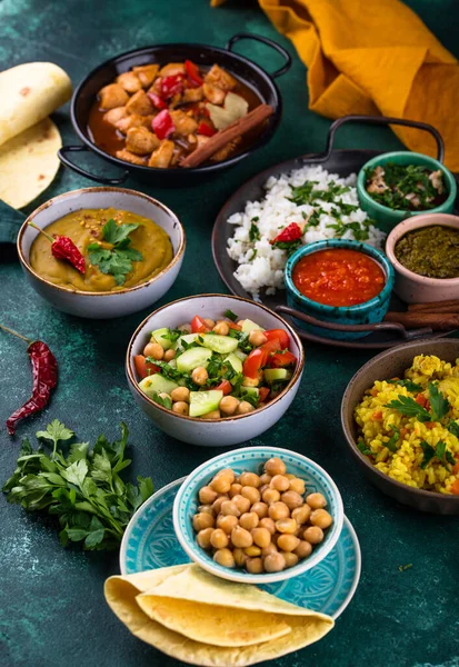 Hint yemeği çeşitleri. Biryani, palak paneer, chapati, dal, thali ve baharatlar