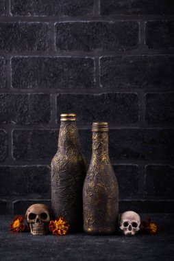 Cadılar Bayramı ev dekorasyonu. El yapımı DIY şişeleri ve kafatası