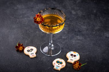 Cadılar Bayramı portakallı, çiçekli balkabaklı martini.