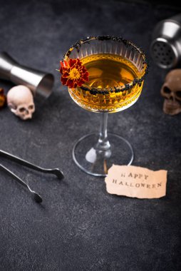 Cadılar Bayramı portakallı, çiçekli balkabaklı martini.