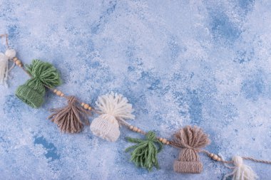 El yapımı Noel boho tarzı çelenk. Şen şakrak.