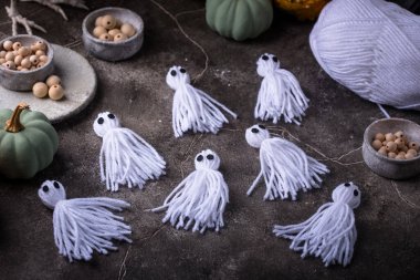 Cadılar Bayramı için hayalet şeklinde bir çelenk. Ekim el yapımı dekor.