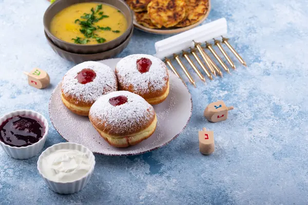 Geleneksel Yahudi bayramı Hanuka yemeği. Donut sufganiot, patates gözleme latke, falafel, mum ve dreidl!