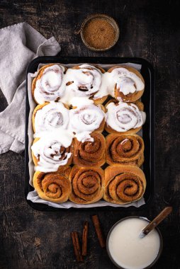 Geleneksel tarçınlı çörek ya da kremalı tarçınlı