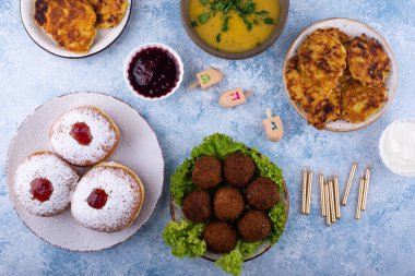 Geleneksel Yahudi bayramı Hanuka yemeği. Donut sufganiot, patates gözleme latke, falafel, mum ve dreidl!