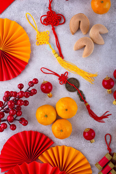 Китайский новый год концепция с красным декором. Денежные конверты, мандарины, вентиляторы, фейерверки и печенье с предсказаниями