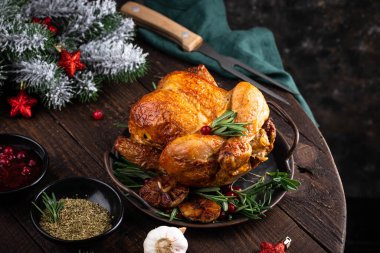 Noel yemeği için pişirilmiş tavuk. Geleneksel bayram yemekleri